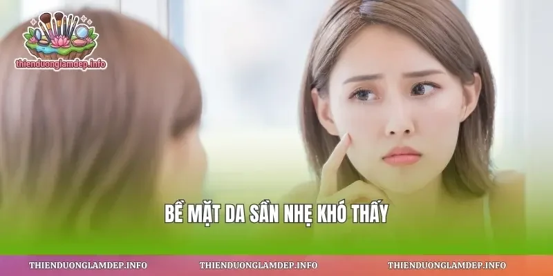 Bề mặt da sần nhẹ khó thấy